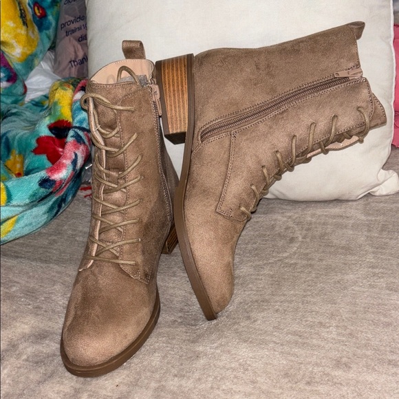 6 1/2 New Vegan leather suede Vienna Combat boots lace up almond toe NICE - Picture 1 of 8